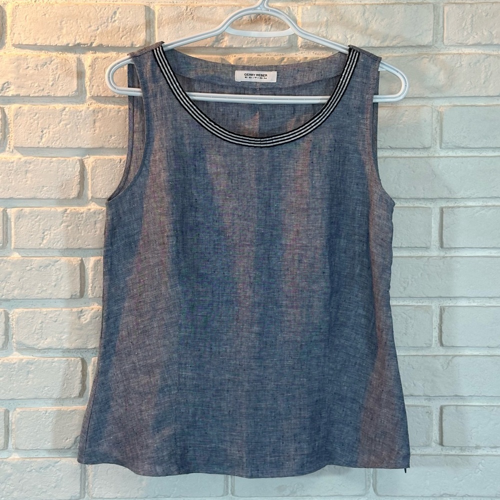 Sleeveless linen-like fabric top with side zipper and cute fold-detail neckline